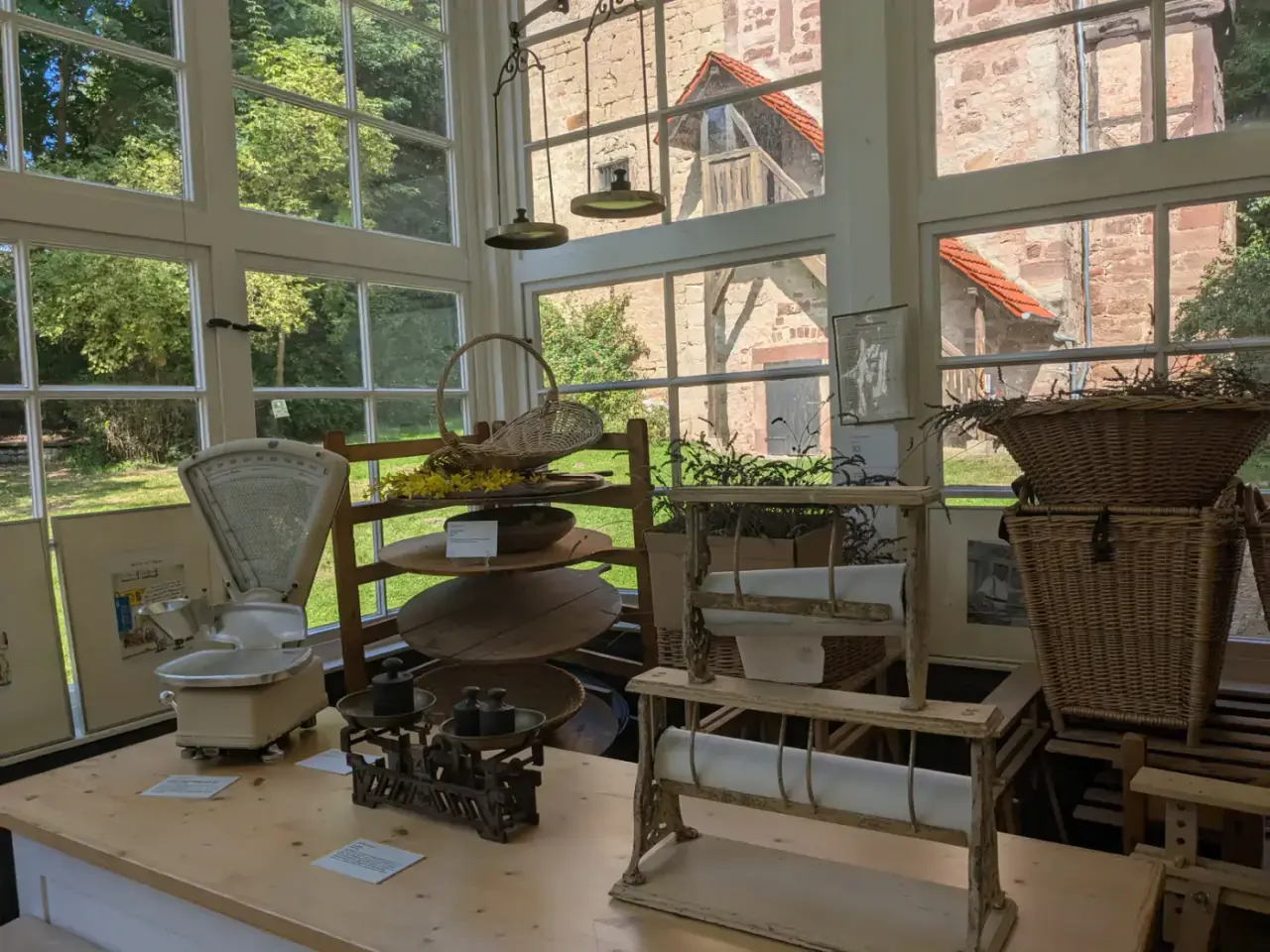 Innenausstellung mit historischen Küchengeräten, alten Waagen und Brotbackutensilien