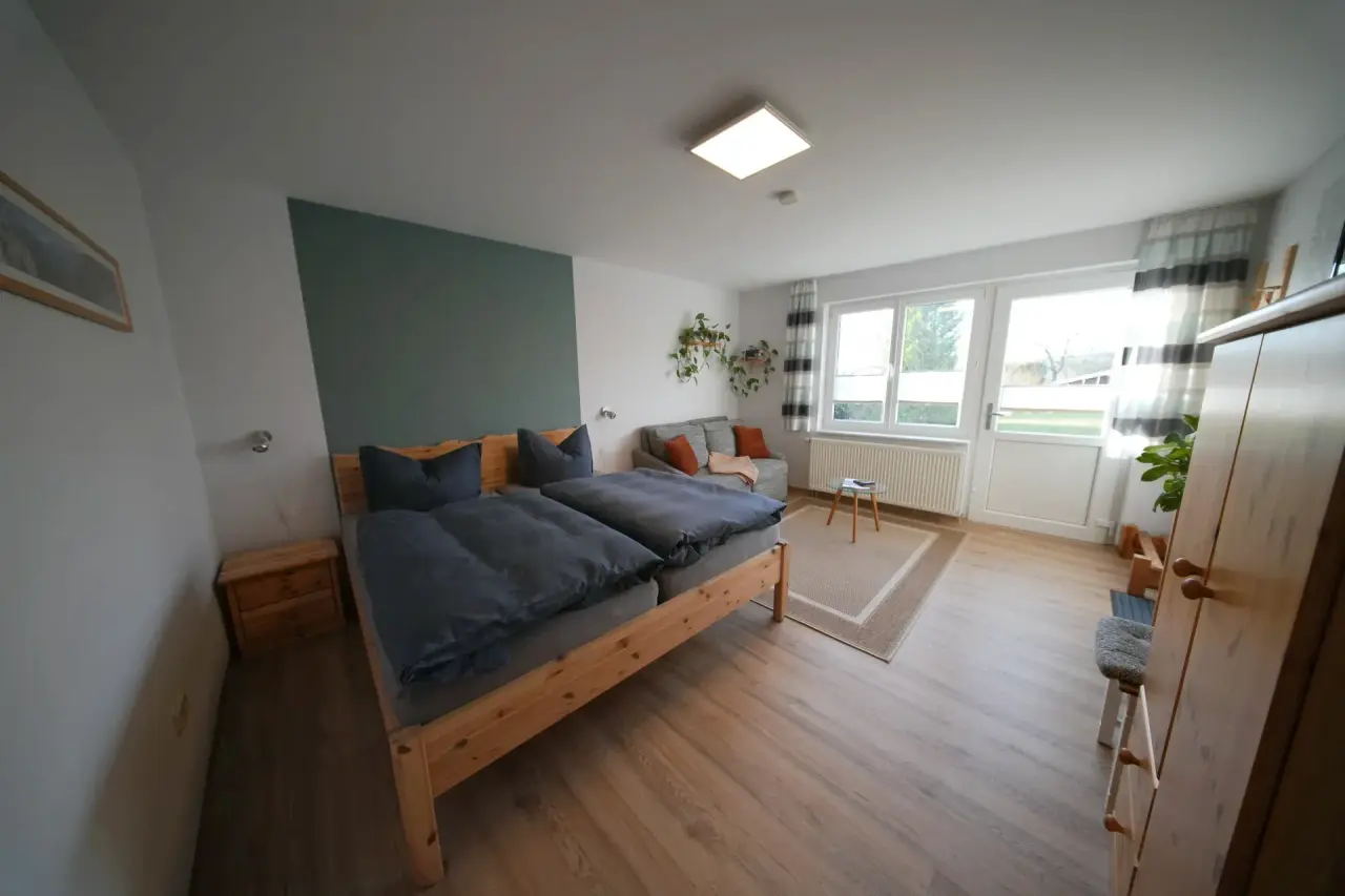 Ferienwohnung Emil's Kuhwiese – Schlafzimmer mit Doppelbett