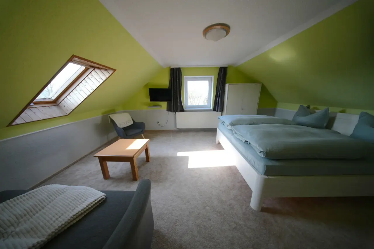 Ferienwohnung Schöne Aussicht – Schlafzimmer mit Doppelbett unter Dachschräge