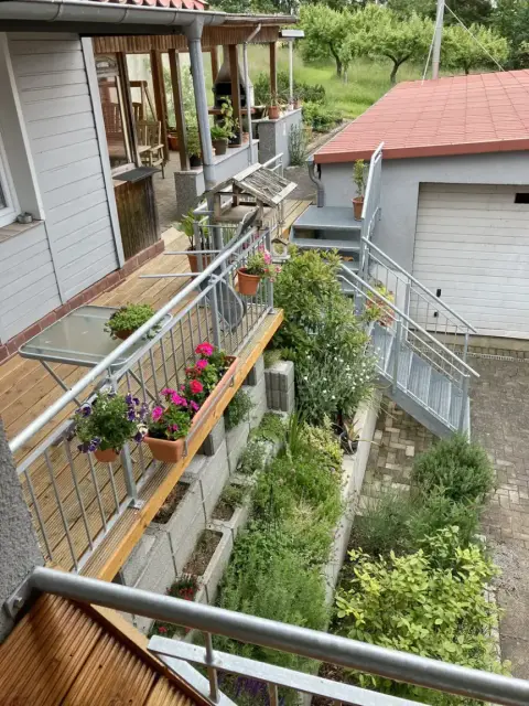 Blick vom Balkon in den Innenhof