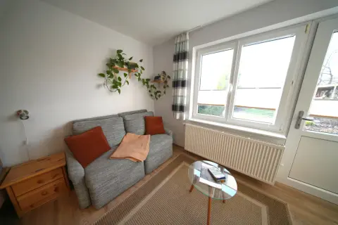Wohnbereich mit Sofa und Couchtisch