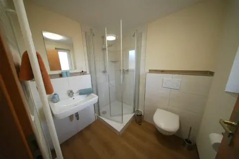 Privates Badezimmer mit Eckdusche und WC