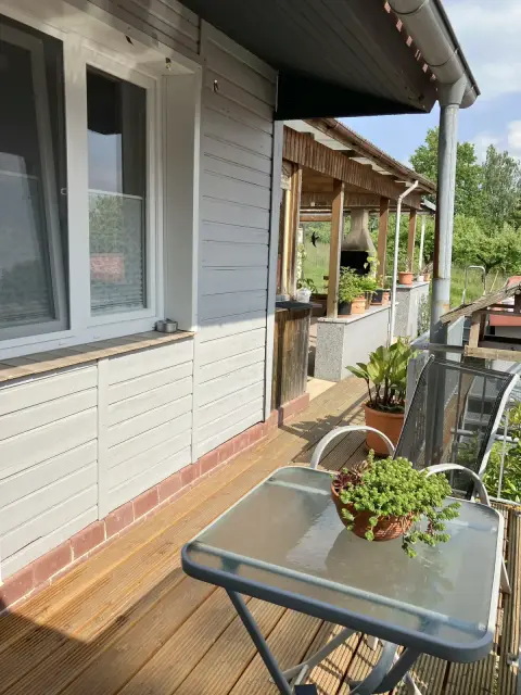 Balkon mit Tisch und Blick zur Terrasse