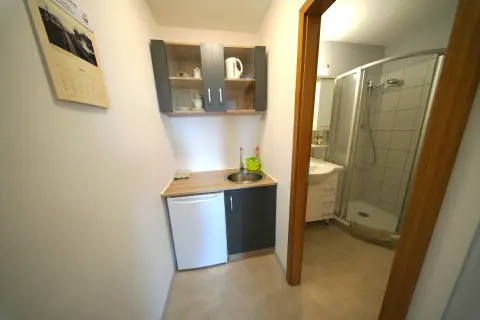 Küchenbereich mit Blick zum Badezimmer