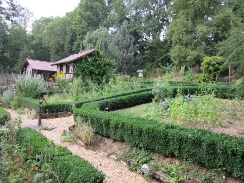 Gepflegter Kräutergarten auf dem Parkgelände des Bärenparks