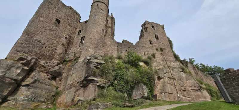 Burgruine Hanstein – imposante Fassade von unten gesehen