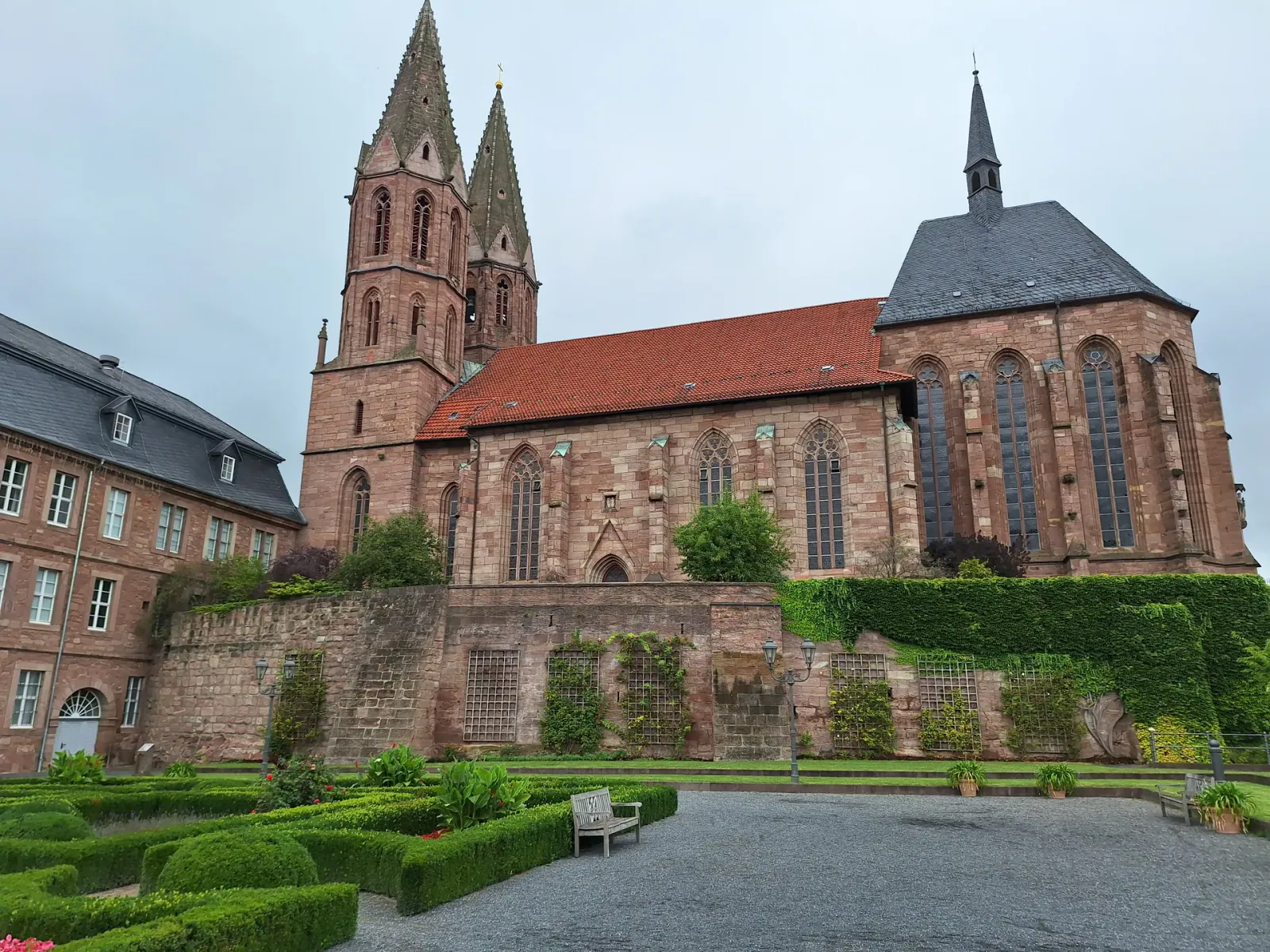 St.-Marien-Kirche mit Doppeltürmen und barockem Klostergarten in Heilbad Heiligenstadt