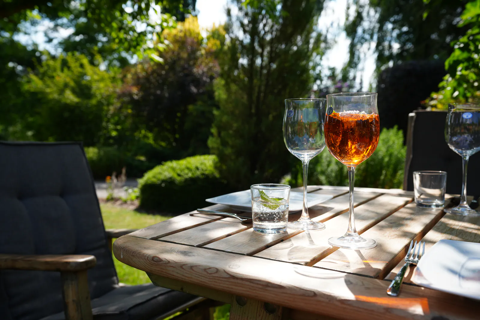 Gedeckter Tisch mit Aperol Spritz im Abendlicht