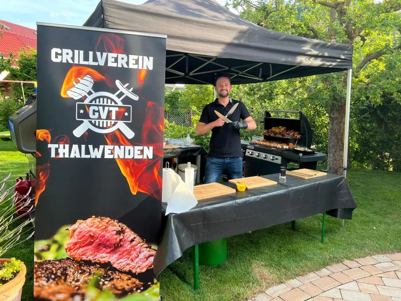 Grillmeister des Grillverein Thalwenden in seinem Catering-Zelt