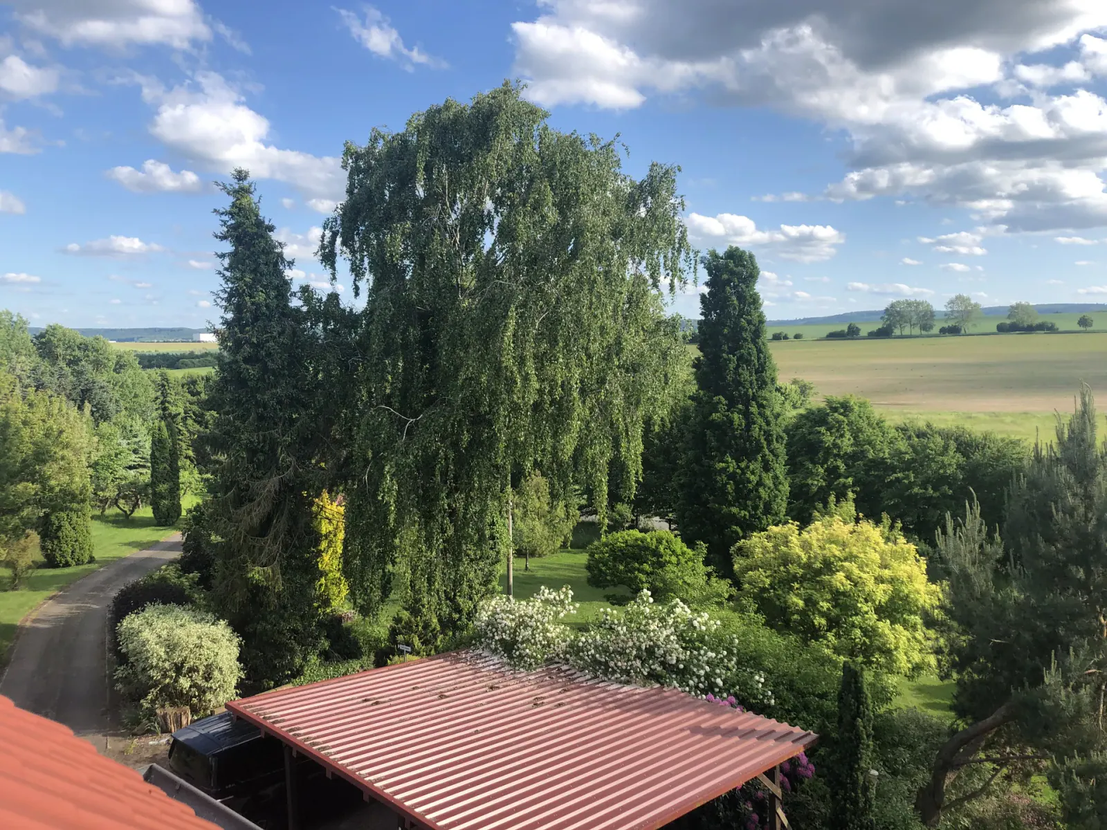 Wanderweg durch die hügelige Landschaft des Eichsfelds