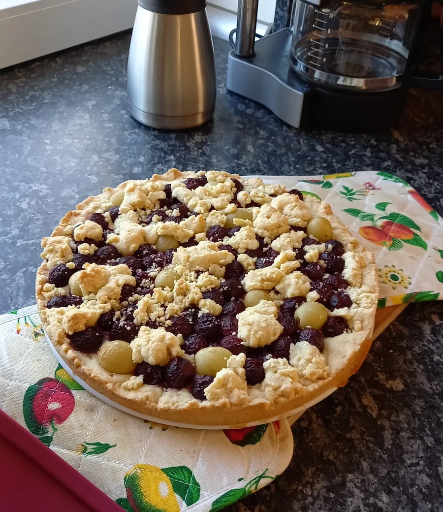 Hausgemachter Kirsch-Streuselkuchen frisch aus der Pension-Küche