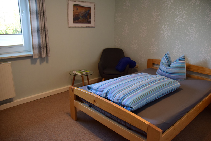 Einzelzimmer mit gemütlichem Bett