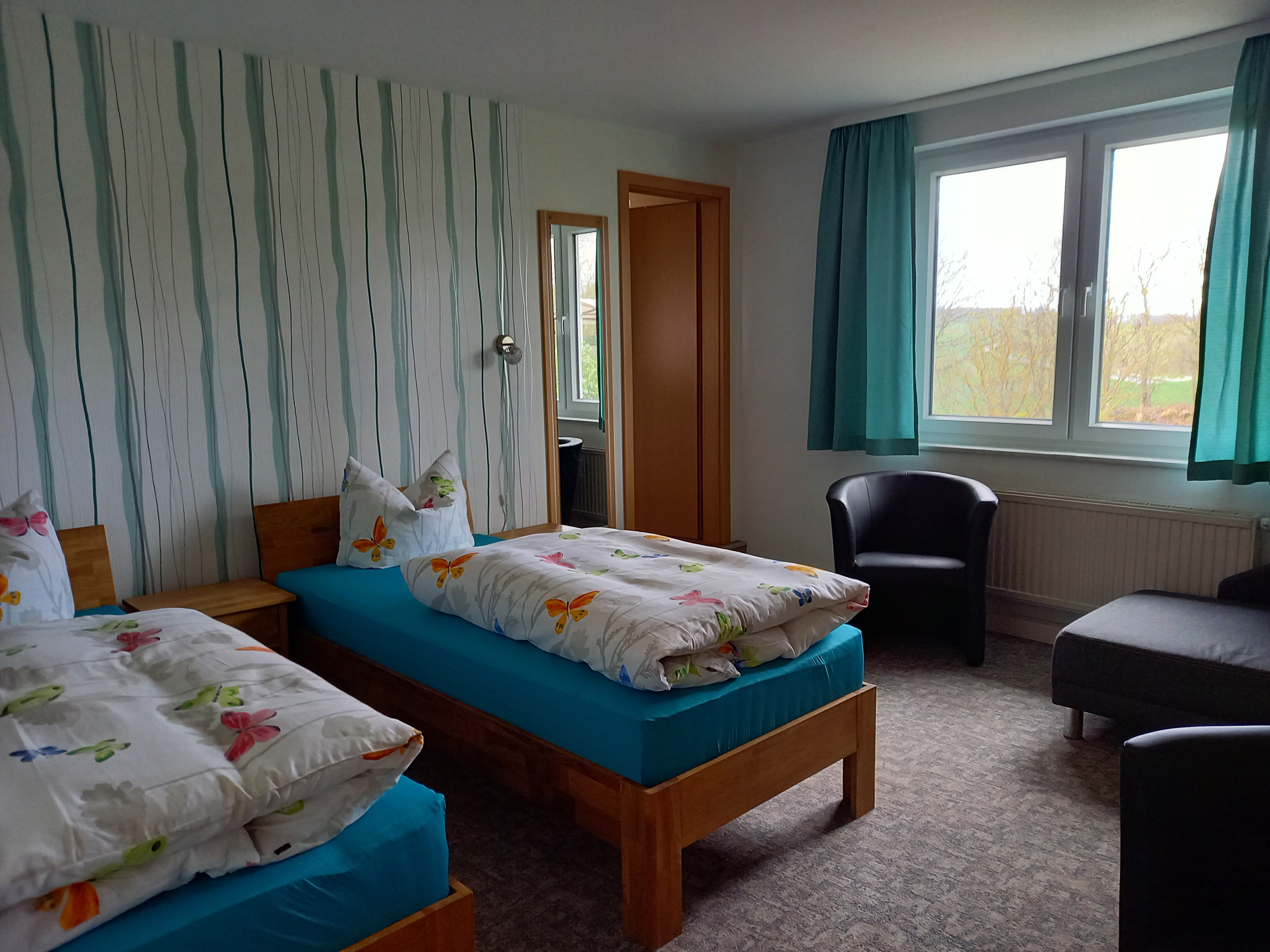 Zimmer Rosengarten – Einzelbetten mit Fensterblick