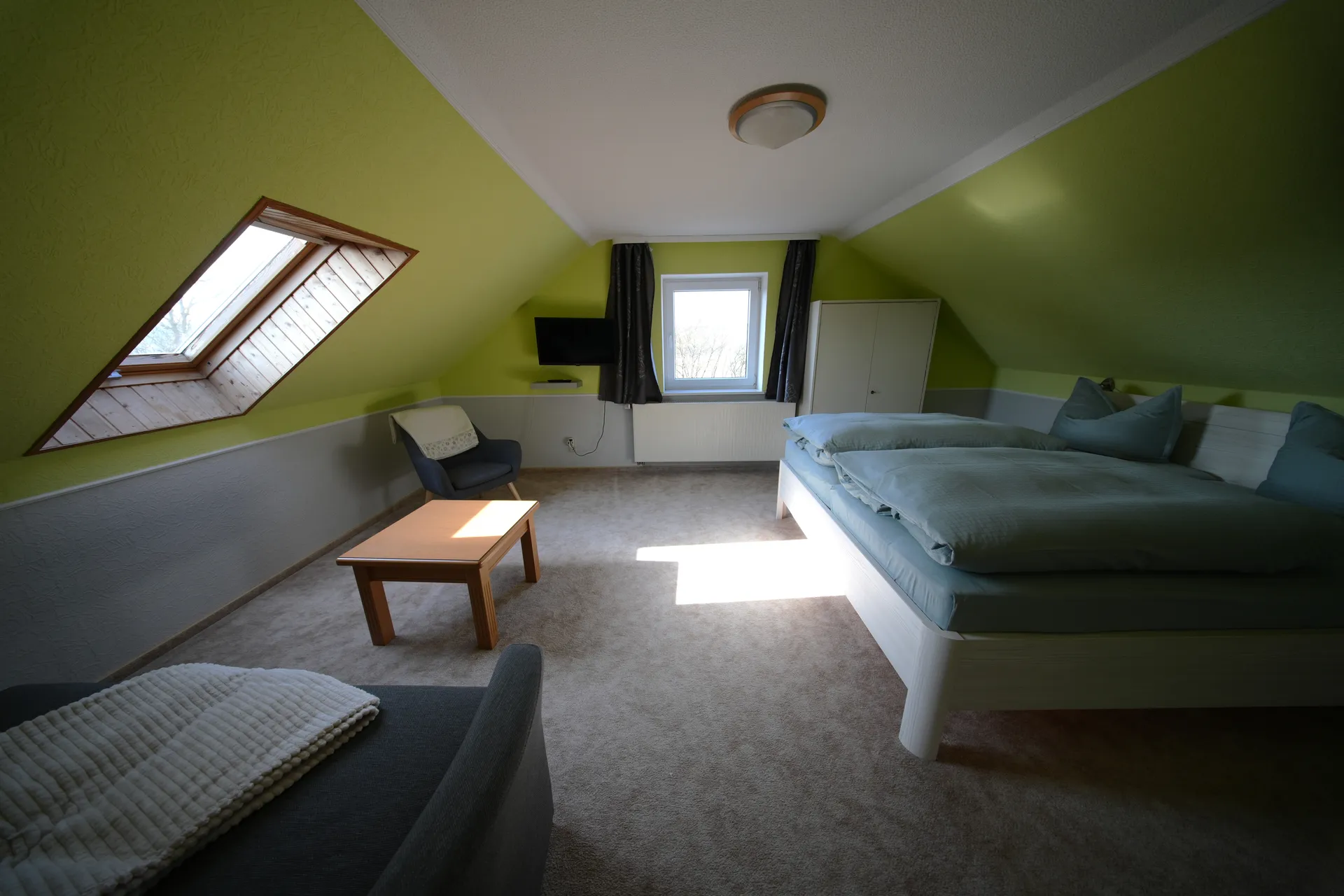 Ferienwohnung Schöne Aussicht – Schlafzimmer mit Doppelbett unter Dachschräge